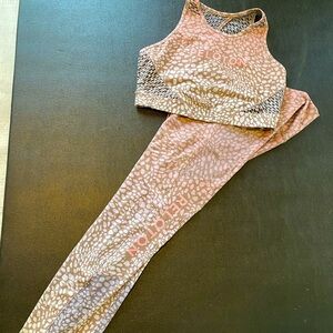 Peloton X-Large set from the WITH collection! Has pockets!